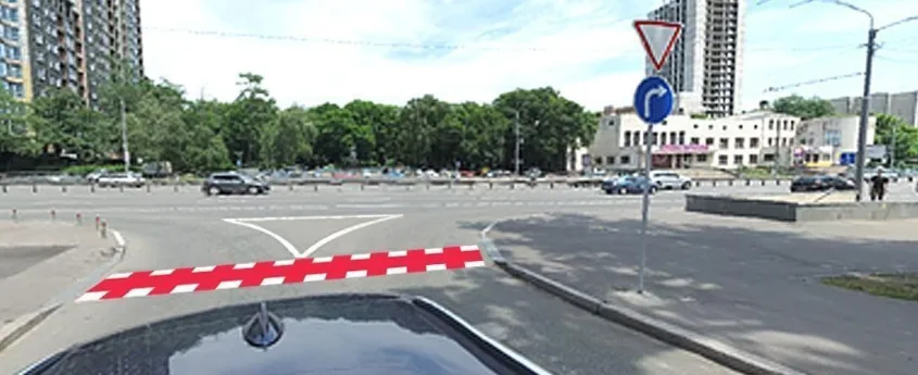 Ілюстрація до питання 108 розділу «Проїзд нерегульованих перехресть»