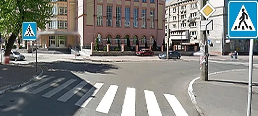 Ілюстрація до питання 109 розділу «Проїзд нерегульованих перехресть»